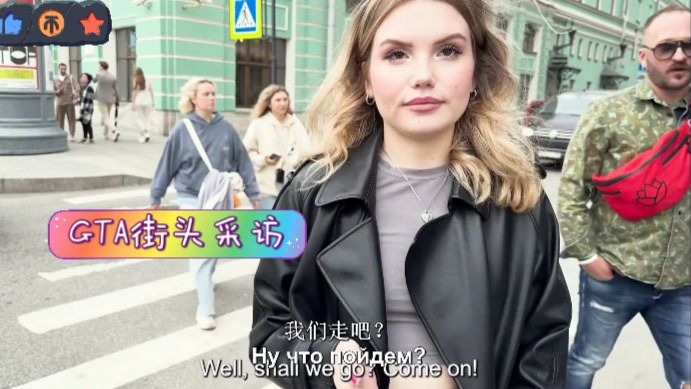 捷克街头-齐刘海粉色长发的娇小泳装调酒师